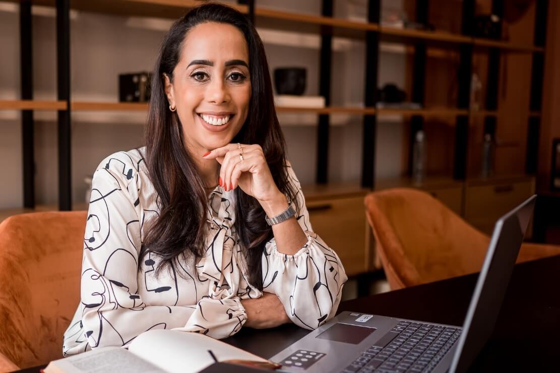 Sandra Mendes, advogada, em atendimento de consultoria empresarial